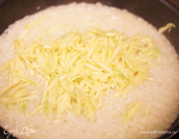 Пока рис варится, возьмем цукини( или обычный кабачок как у меня)и порежем его соломкой.Через 10 мин ( то есть приблизительно за 10 мин до окончания) добавляем цукини в наш рис.Перемешиваем.