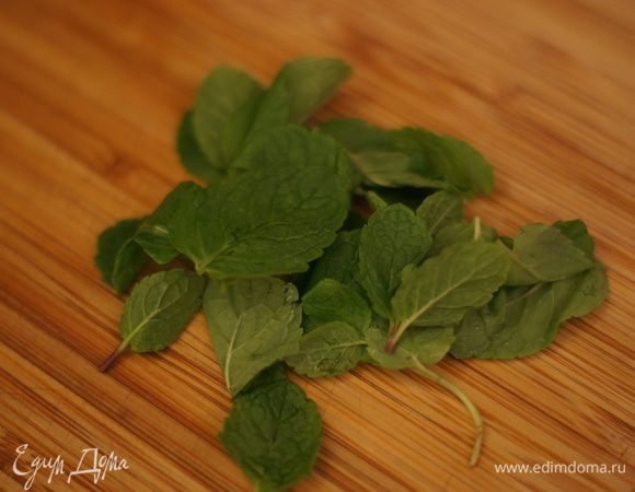 Теперь , когда наше ризотто практически готово,( рис должен быть al dente, то есть "на зубок", как бы немножко недоваренным, он ни в коем случае не должен превратиться в кашу) мы берем мяту..