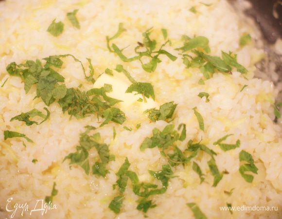 Мелко режем ее и вместе с оставшимся кусочком сливочного масла добавляем в ризотто. Быстро перемешиваем,добавляем пармезан,снимаем с огня.