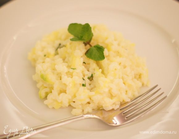 Ну вот,ризотто готово,подавать нужно сразу же.Украсим его листочком мяты..И не откажем себе в бокале белого вина:)