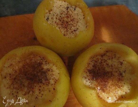 Лучше,конечно..если творог предварительно перемешиваем в блендере, чтобы он стал нежным...но я этого не сделала...  
 добавляем в него изюм, яйцо и ванильный сахар, сахар и манку..хорошо перемешиваем.. 
 - плоды фаршируем начинкой(только оставляем место сверху...манка будет набухать ещё)..посыпаем корицей сверху