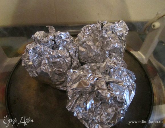 и каждое яблочко заворачиваем в фольгу и отправляем в духовку 


 (я в аэрогриль) на 20-30 мминут (запекаем яблоки при температуре 180 градусов).