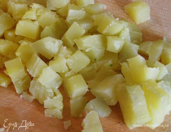 Порежем картофель средним кубиком