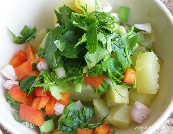 Картофель смешаем с мелко нарезанными луком-шалотом, зеленым луком, петрушкой и болгарским перцем