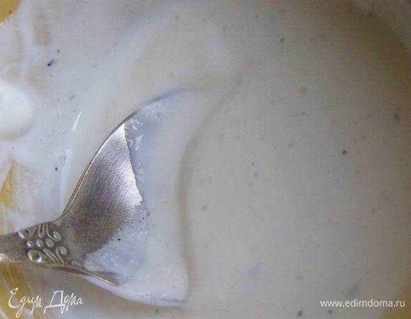 Приготовим соус для салата. Сметану смешаем с уксусом, хреном, солью и перцем