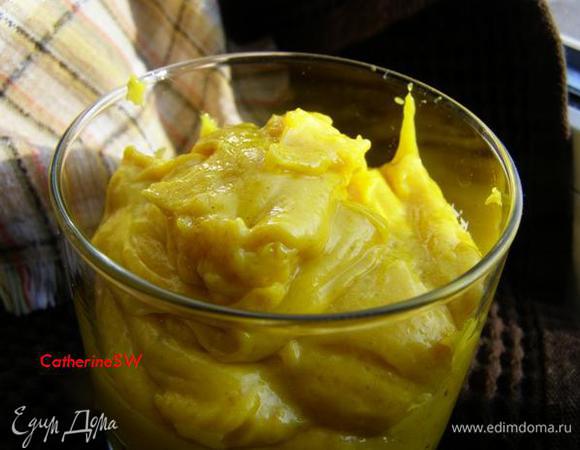 Продолжая взбивать, начнем добавлять оливковое масло. Сначала по капле, затем тонкой струйкой. В самом конце добавим сахар, соль и перец. Если честно, майонез у меня получился впервые)))))