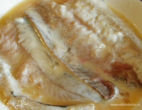 Сельдь достанем из маринада, обмакнем в яйцо