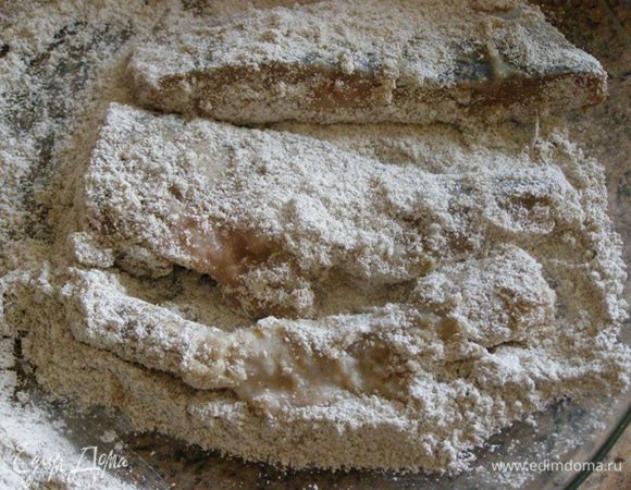 и обваляем в муке