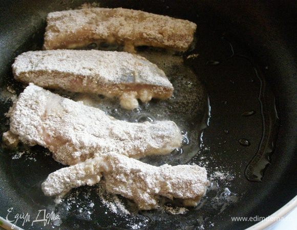 Обжарим с каждой стороны на сковороде