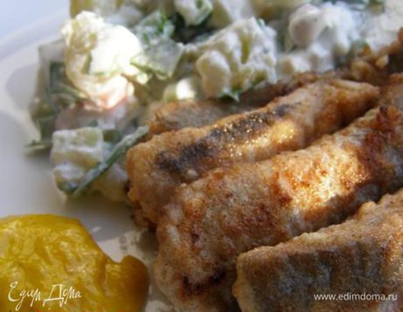 На блюдо выкладываем салат, обжаренную сельдь и соус "Равигот". Блюдо получилось довольно мужским, в духе 23-го февраля) И в тоже время, в нем столько шарма!)))) Не забудьте охладить бутылочку совиньон-блана!)