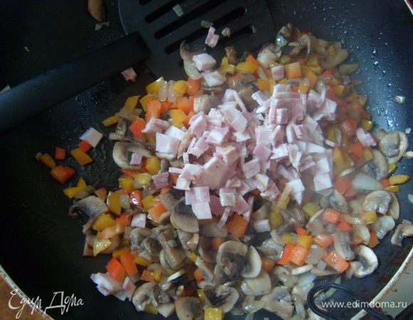 Затем добавить бекон, специи и тушить 5-7 минут.