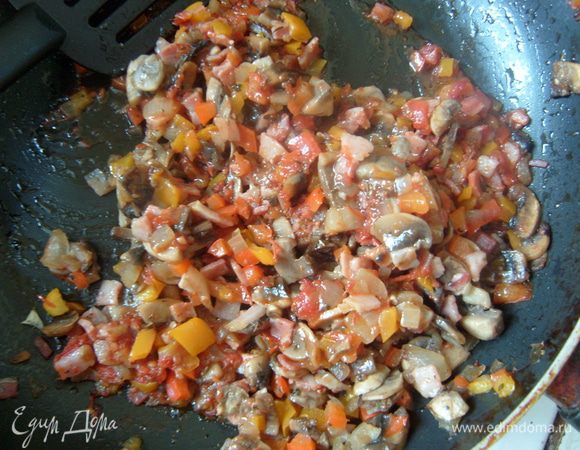 Добавить томаты. Тушить 3-4 минуты. 