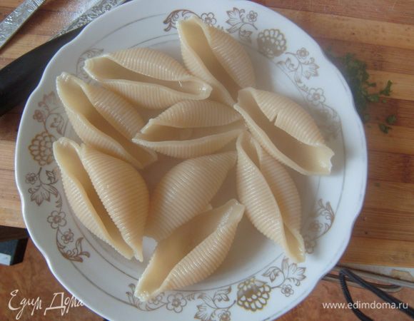 Отварить ракушки в подсоленной воде с добавлением оливкового масла. 