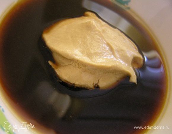 Приготовить маринад. Смешать соевый соус и лимонный сок, добавить горчицу и растительное масло,