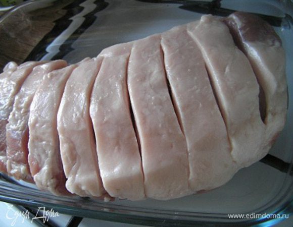 Свинину промыть, сделать неглубокие надрезы, 