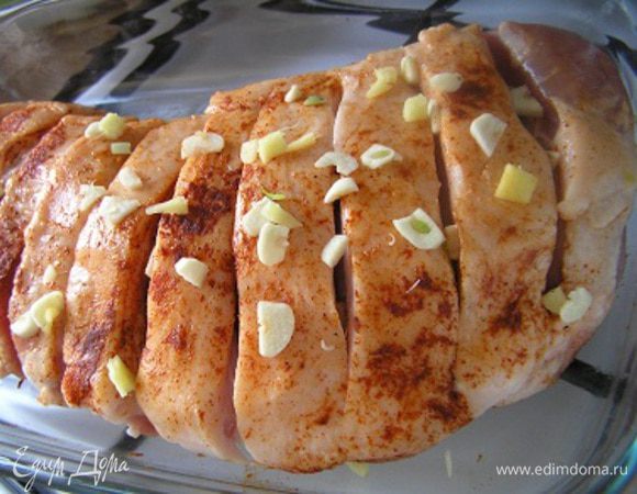 натереть паприкой, посыпать мелко нарезанным чесноком и имбирём, 