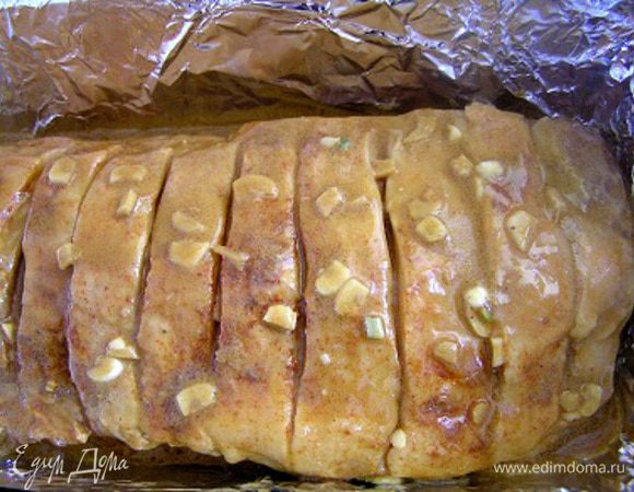 Выложить мясо в форму для запекания, застеленную фольгой, сверху полить маринадом. Накрыть форму листом фольги.