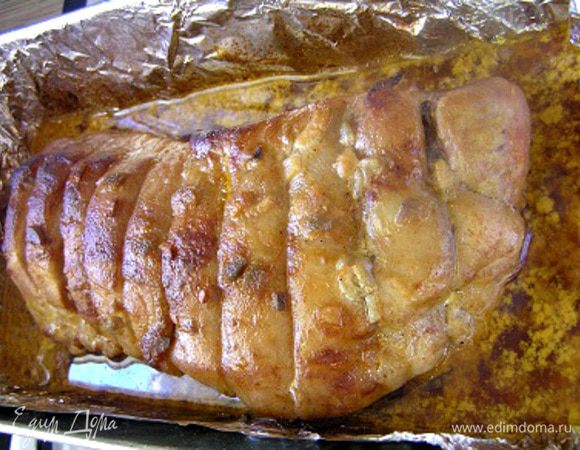 Запекать в духовке при температуре 200*С около часа, затем фольгу сверху убрать и подрумянить мясо еще минут 15-20.