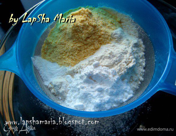 В миску просеять муку пшеничную и кукурузную, разрыхлитель, сахарную пудру и соль. 