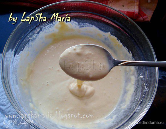 Аккуратно вливаем молоко, постоянно помешивая, чтобы не было комочков. Консистенция должна получиться чуть гуще чем на блины.