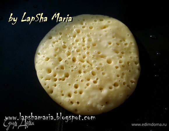 Когда поверхность станет не жидкой и вся схватиться, тут же снимаем блинчик с помощью лопатки на тарелку или доску. Постарайтесь не передержать, иначе блинчик будет ломаться во время складывания. Но и не снимайте раньше, иначе он будет сырой.