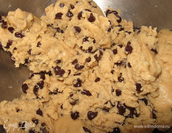 Миксером смешать масло с сахаром, чтобы получилась однородная воздушная масса. ДОбавить ваниль, по одному вбить яйца. Муку смешать с разрыхлителем и солью. смешать с масляной массой, чтобы только чуть перемешалось. Вмешать шоколад.