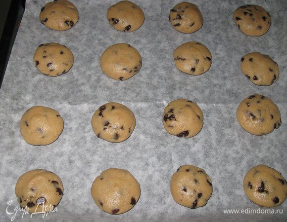 Отщипываем от теста кусочки и скатываем в шарики.Выкладываем на протвень на расстоянии друг от друга.