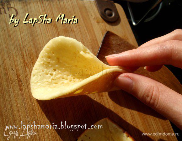 Пока блинчик чуть остывает и размягчается (15-20 сек.) на сковороду можно налить следующий блинчик. У готового блинчика соединяем с одного бока края. Это совсем не сложно и требует пару секунд. Если вам все ещё горячо, можете делать это при помощи салфетки. 