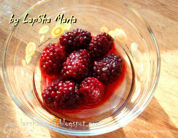 Теперь приступим к приготовлению начинки. Ягоды разморозим, если они были заморожены. Разомнем их вилкой в миске. 