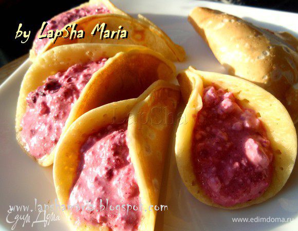 Теперь в каждый катаеф положим ягодно-творожную начинку. Эти оладушки очень удобно кушать, взяв за слепленный краешек. Я подала любимому так в открытом виде.