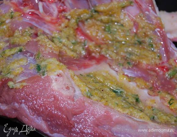 Утку помоем, обсушим бумажными салфетками. Для приготовления этого блюда нужно использовать целую утку, я использовала половину(ингредиенты указаны для половины). Приготовленной смесью смажем птицу изнутри,используя  всю смесь.