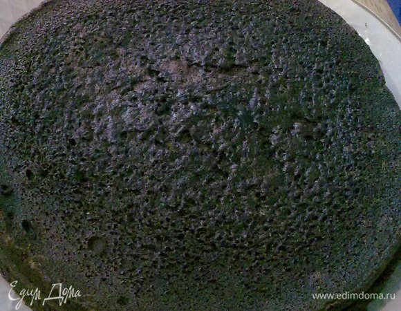 Взбить яйца с сахарной пудрой на высоких оборотах, чтобы масса увеличилась в два раза. Поломать шоколад в жаропрочную посуду (у меня стеклянная тарелочка), туда же положить масло и растопить в микроволновке (1,5 минуты). Когда масло растопится, ложечкой перемешать, чтобы растаял шоколад. Дать немного остыть, затем добавить шоколадную массу к взбитым яйцам. Нужно тщательно перемешать, чтобы яйца не осели. Я сделала это с помощью миксера за 20 секунд. Затем подмешиваем просеянную муку. 
Я готовлю в аэрогриле, ставлю его заранее нагреваться до 190 градусов на 5 минут.
Использовала силиконовую форму 26 в диаметре. Смазываем ее сливочным маслом, заливаем тесто в форму.
Поскольку это аэрогриль, я накрыла форму сверху фольгой, на высокой решетке с дополнительным кольцом выпекала 40 минут при 210 градусах. 