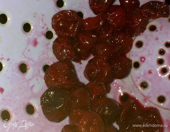 Замороженную вишню промываем под проточной водой, складываем в кастрюльку, засыпаем сахаром и ставим на медленный огонь на 15 минут. Откидываем вишню на сито, собирая сироп в отдельную емкость. В данном рецепте сиром не пригодился, но его всегда можно добавить в йогурт или пропитать бисквит (как я и сделала на следующий день).