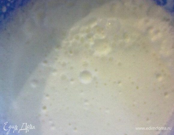  Взбиваем сливки с половиной стакана сахарной пудры. У меня были 20% сливки и, к сожалению, взбить до желаемой густой массы не получилось.