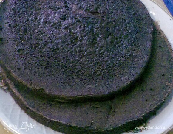 Готовность шоколадного коржа проверить деревянной палочкой, чтобы тесто не было влажным, но и пересушивать не нужно. Готовый коржик разрезать на две части.