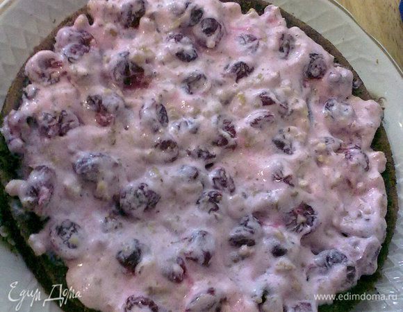 Смешать взбитые сливки и взбитую сметану. Разделить крем на две части. К первой половине крема добавить одну половину вишен с орехами и перемешать. Покрыть нижний корж. Впитывать крем он не будет.