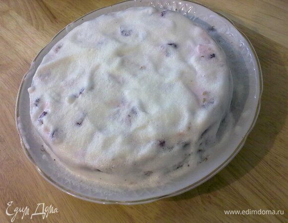 Выложить на корж вишню с орешками. Сверху покрыть все кремом. Не перемешать, чтобы сохранить белоснежный цвет крема. 