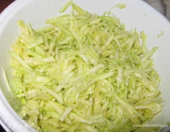 Кабачок натереть на средней тёрке. 
Посолить, перемешать и оставить на 3~5 минут. 