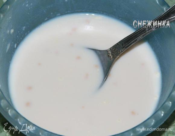 Теперь приготовим опару. В мисочку налить оставшиеся полстакана молока, которое немного подогреть до теплого состояния. Добавить к нему дрожжи, сахар и 1 ст.л. муки. Оставить подходить в теплом месте.