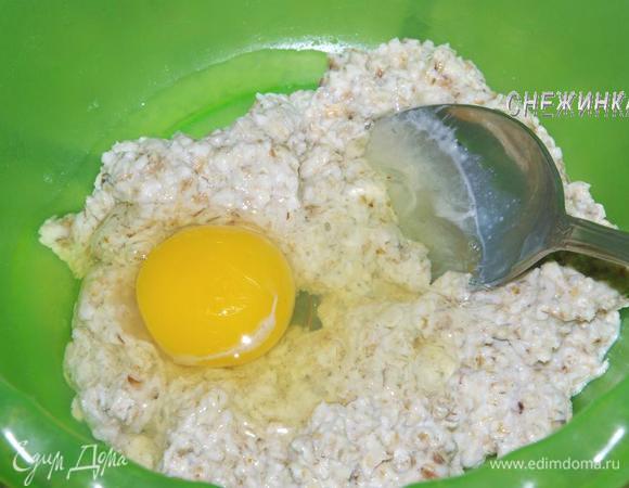 В набухшие овсяные хлопья вбить яйцо, добавить соль, ванилин. Перемешать.
