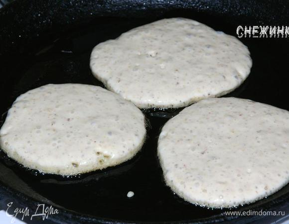 Можно приступить к жарке блинов. Раскаленную сковороду сбрызгиваем подсолнечным маслом, накладываем тесто ложкой на блины 8-10 см. в диаметре.