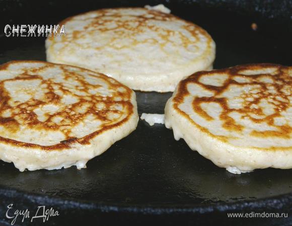 Жарим до золотистого цвета и переворачиваем. Жарим с другой стороны. 