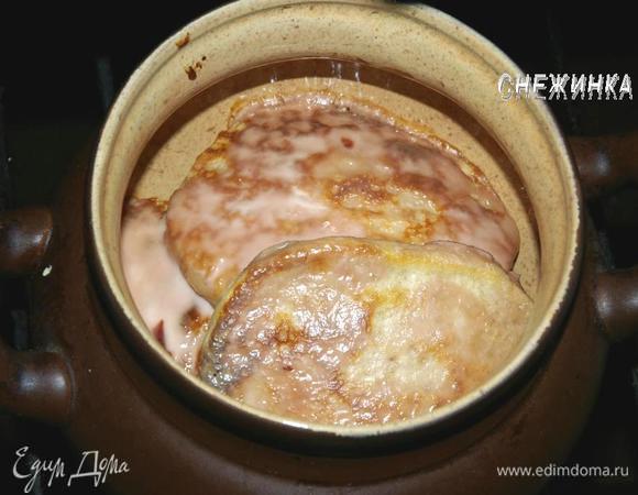 И поставила в разогретую духовку на 10 минут. Блины пропитались соусом, стали более нежные.