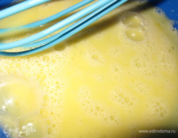 В миске размешать яйца с сахаром.