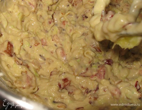  Добавить обжаренный лук с беконом (вместе с маслом). Размешать. 
