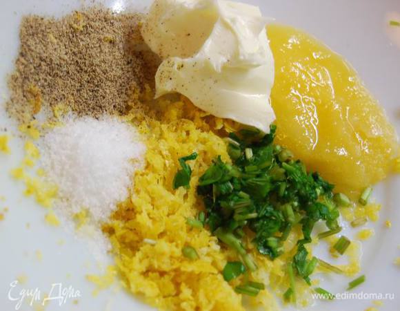 Мяту мелко нарубим. С лимона сотрем цедру, сок отожмем в отдельную посуду. Смешаем 0,5 ст. ложки нарезанной мяты, лимонную цедру, 0,5 ст. ложки меда, 1 ст.ложку размягченного при комнатной температуре масла, добавим соль и перец по вкусу. 