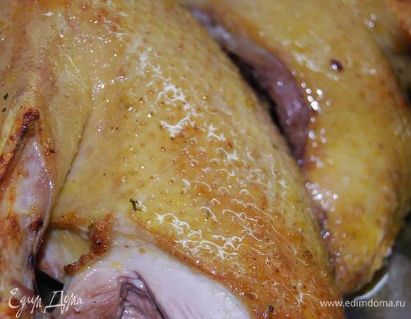 Выложим утку грудкой вверх в форму или на противень, нальем немного воды (около 1 см) и отправим запекать в духовке при 190-200° на 1-1,5 часа, периодически поливая выделившейся жидкостью. Готовую утку сохраняйте в тепле до подачи.