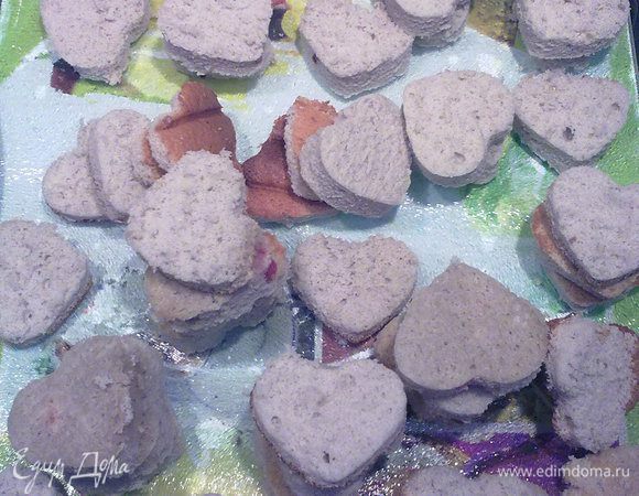 Формочкой в виде сердечка сделать как можно больше бисквитных сердец. У меня получилось 56 штук.