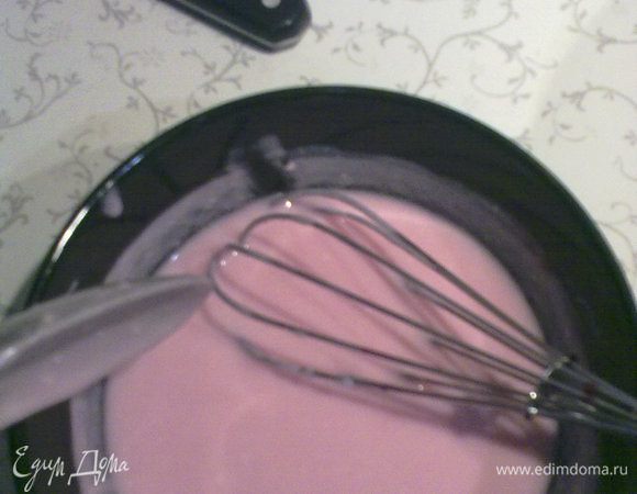 Натуральный йогурт венчиком смешать с сахарной пудрой и вишневым соком. Чем больше сока, тем насыщеннее розовый цвет. Если получится не достаточно сладко, добавите еще сахарной пудры. 