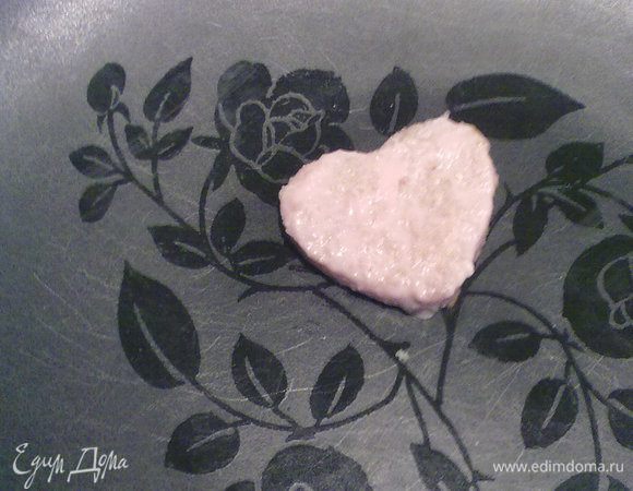 Теперь берем сердечки по одному, окунаем их в йогурт, ложечкой можно убирать излишки жидкости, чтобы пирожные не получились слишком влажными. Выкладываем на блюдо в любой последовательности. 